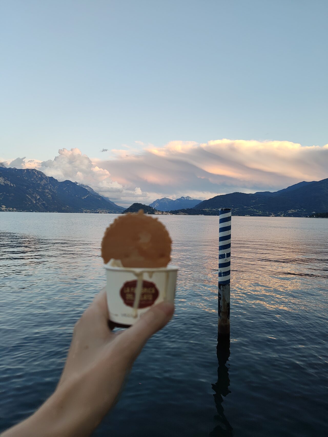 Scope of ice cream at lake Como